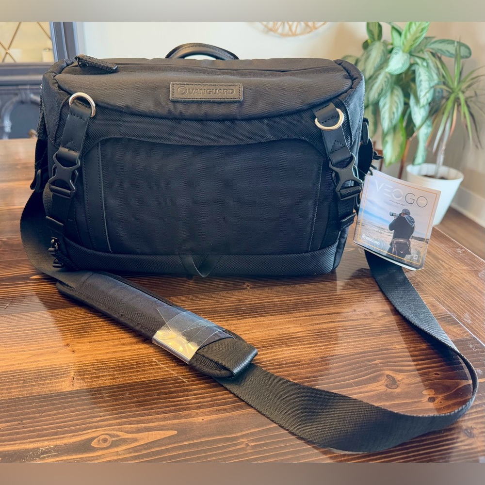 NWT Vanguard VEOGO 34 M Black Camera Shoulder Bag‎ with Rain Cover